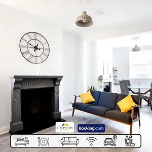 Comfy 3bed House By Stirkmartin Short Lets & Serviced With Free Parking & 8mins To Centre Holiday home